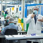 EssilorLuxottica espera duplicar su producción de lentes oftálmicos en Colombia en los próximos 2 años, iniciando ahora